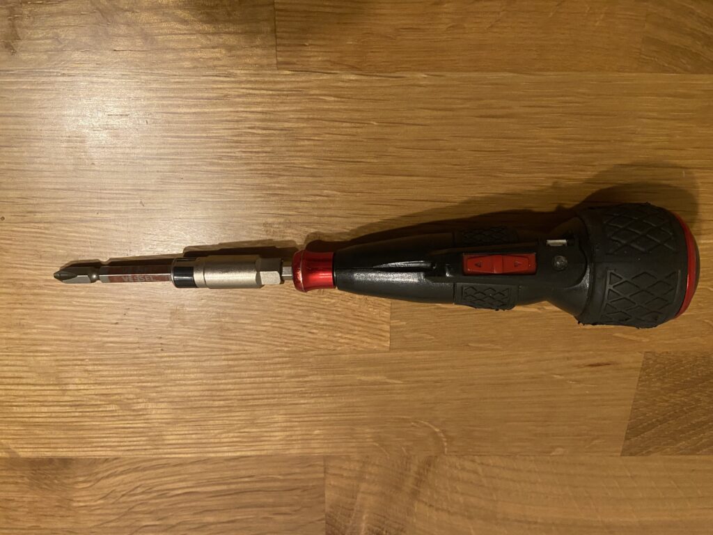 製造現場や工場で必須の電動ドライバー(工具)の写真