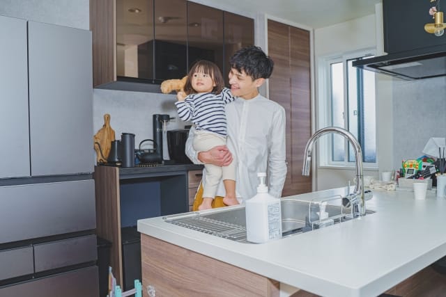 子育てに必要な家電に囲まれた風景画像