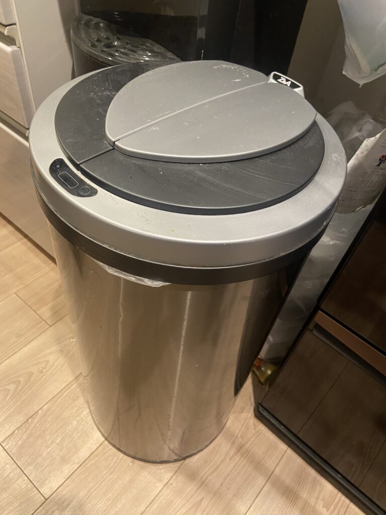 キッチンにおすすめの自動ゴミ箱を実際に置いている写真